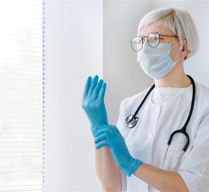Choisir les bons gants médicaux : critères essentiels pour professionnels de santé
