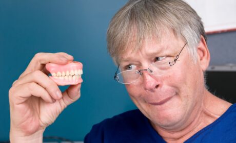 Pourquoi acheter un faux dentier en pharmacie est une bonne idée